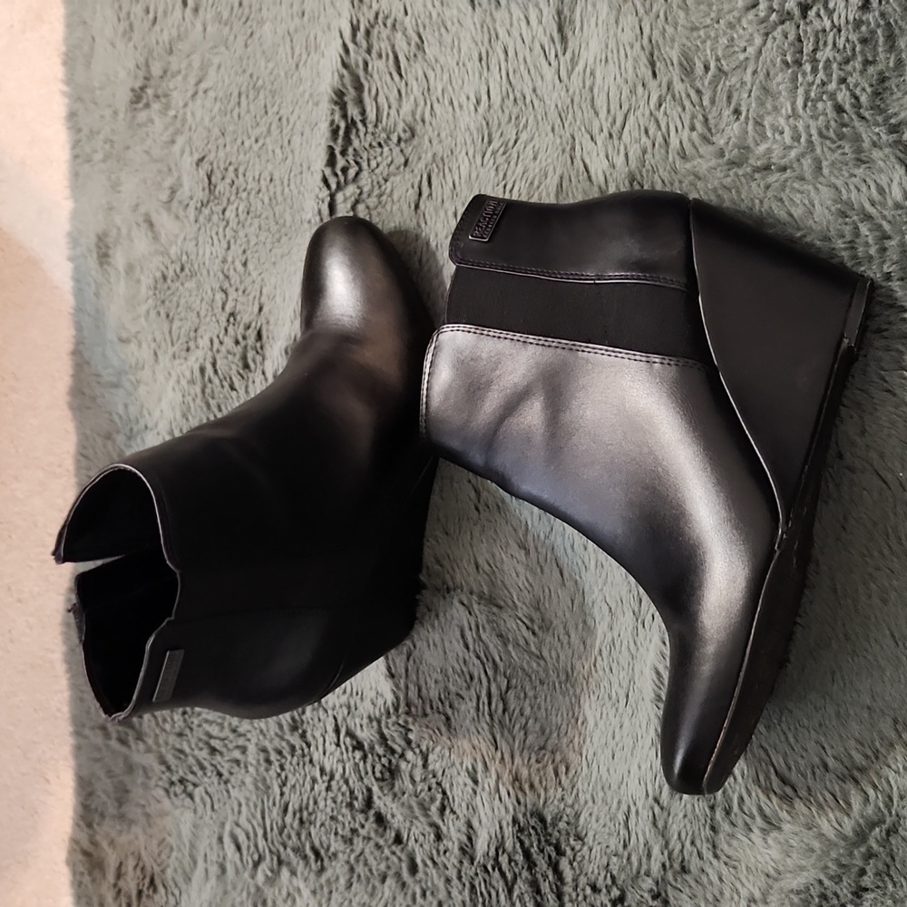 Kenneth Cole Reaction Wedges